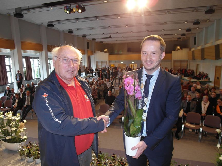 Stellvertretend für alle Retter und Helfer der Gemeinde nahm der Vorsitzende des DRK-Ortsvereins Wilhelm Vorreiter (links) beim Naujahrsempfang in der Festhalle Magstadt die besondere Wertschätzung von Bürgermeister Florian Glock (rechts) entgegen.   Bild: Staber