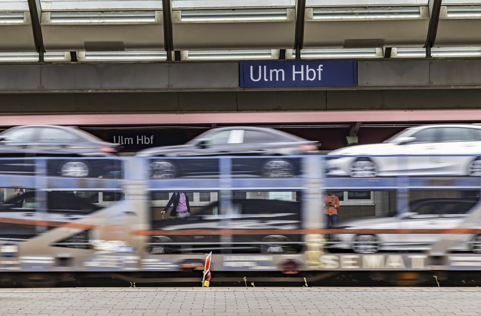 Vorbei an Ulm: Hochpreisige Limousinen auf dem Weg zum Kunden. Das Geschäft läuft profitabel wie nie – jedenfalls für die Hersteller. Viele Zulieferbetriebe aber sind in Schwierigkeiten