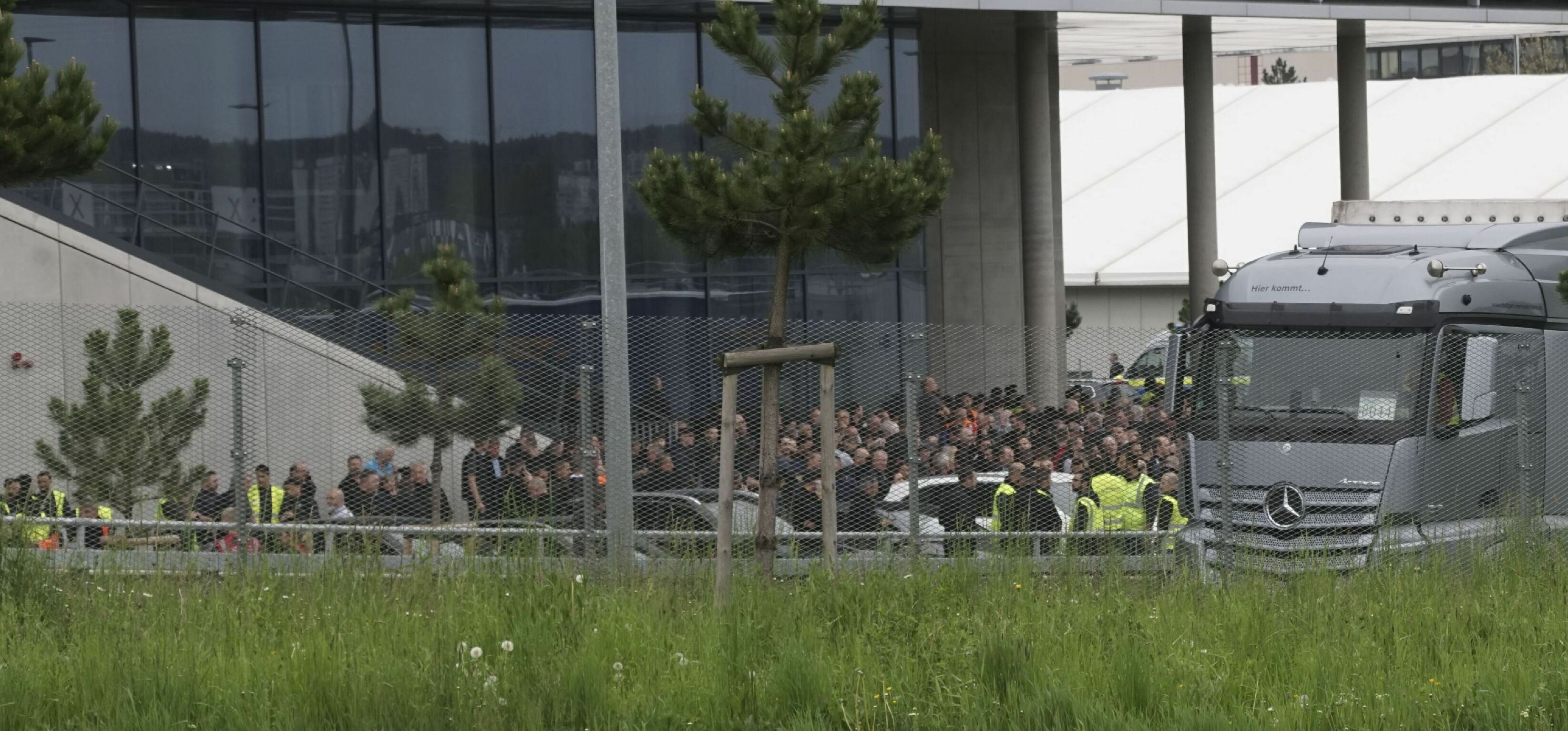 Hunderte Mitarbeiter aus der Frühschicht versammeln sich vor der Factory 56.      Bild: SDMG/Dettenmeyer