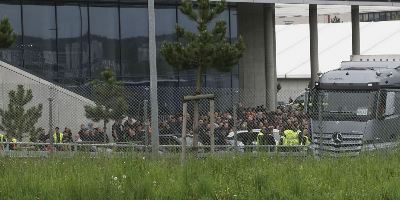 Hunderte Mitarbeiter aus der Frühschicht versammeln sich vor der Factory 56.      Bild: SDMG/Dettenmeyer