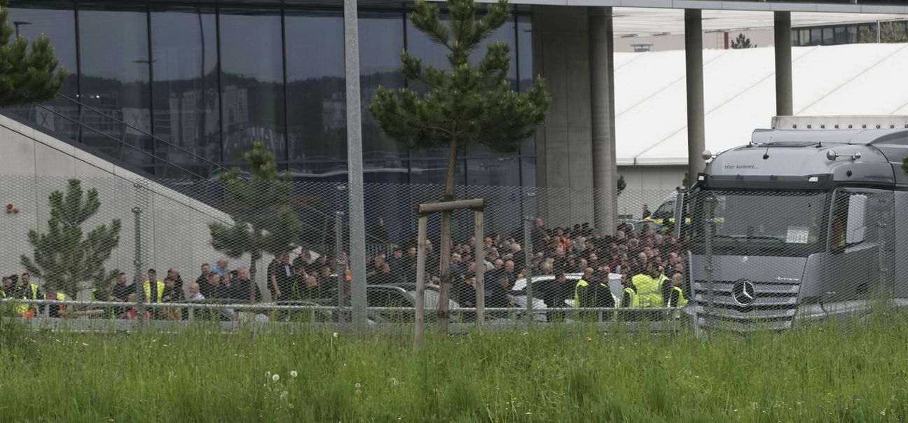 Hunderte Mitarbeiter aus der Frühschicht versammeln sich vor der Factory 56. Bild: SDMG/Dettenmeyer