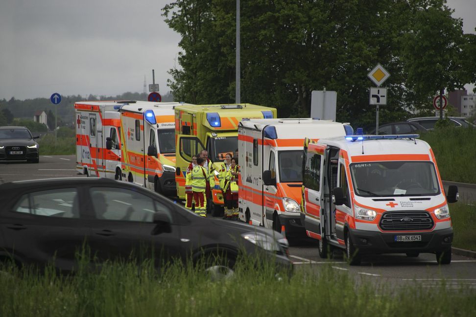 Der Rettungsdienst sammelt sich vor dem Werkstor. Die Dimension ist vorerst unklar.      Bild: SDMG/Dettenmeyer