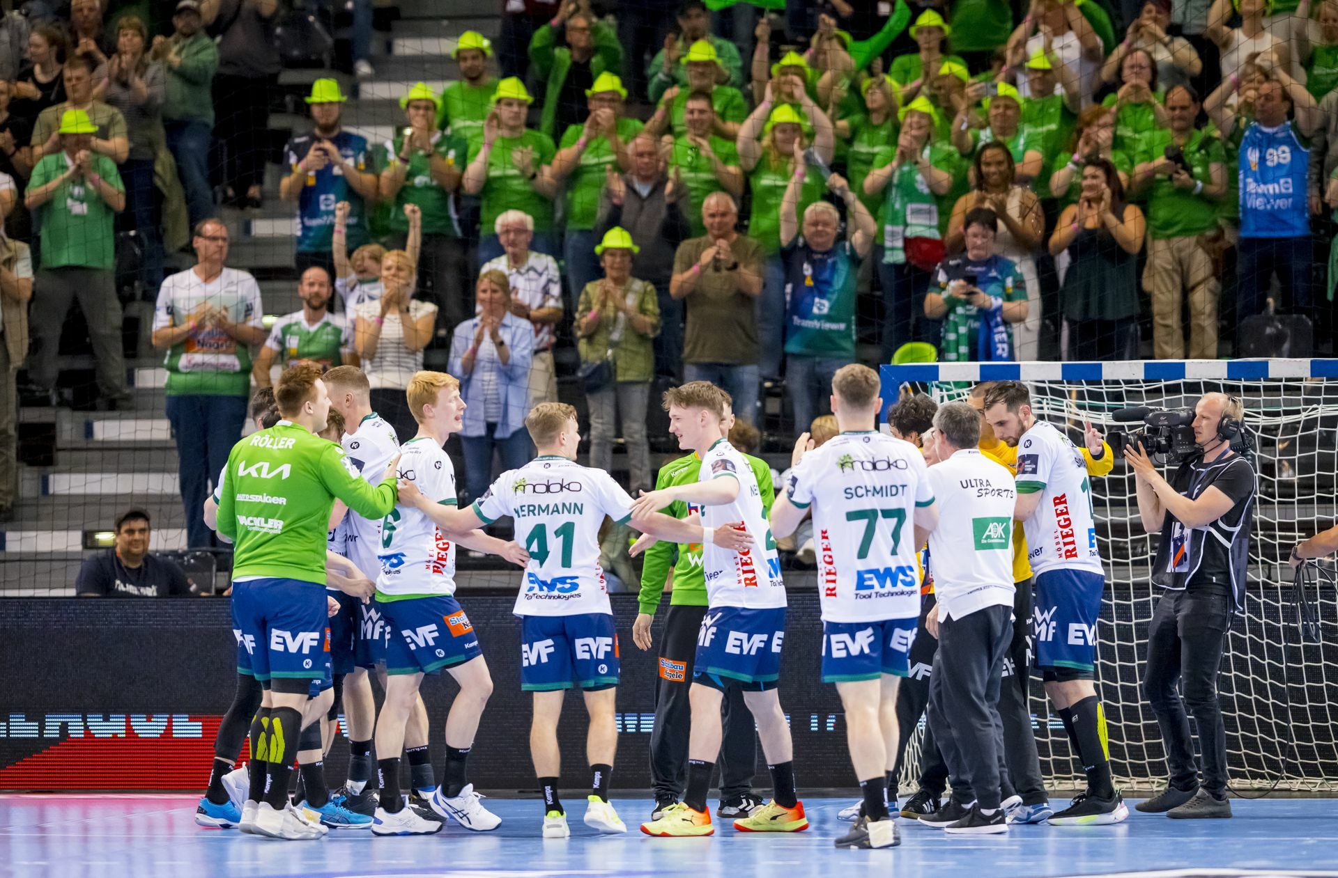 Die Handballer von Frisch Auf Göppingen freuen  sich vor ihren  Fans über das gewonnene Spiel um Platz drei gegen Montpellier HB.