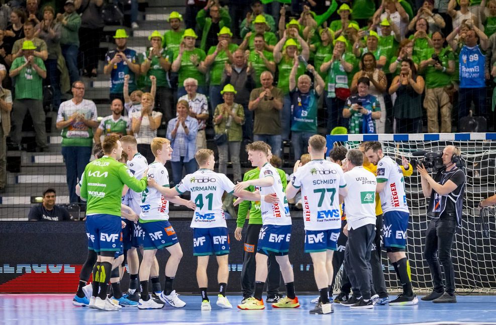 Die Handballer von Frisch Auf Göppingen freuen  sich vor ihren  Fans über das gewonnene Spiel um Platz drei gegen Montpellier HB.