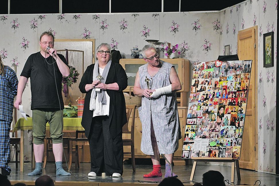 Jubiläum bei „D’Rankbachl“: Matthias Haug (links) ehrt Heidrun und Michael Kriegler für 40 Jahre Theaterspielen.  Bild: Karl-Heinz Ziegler/z