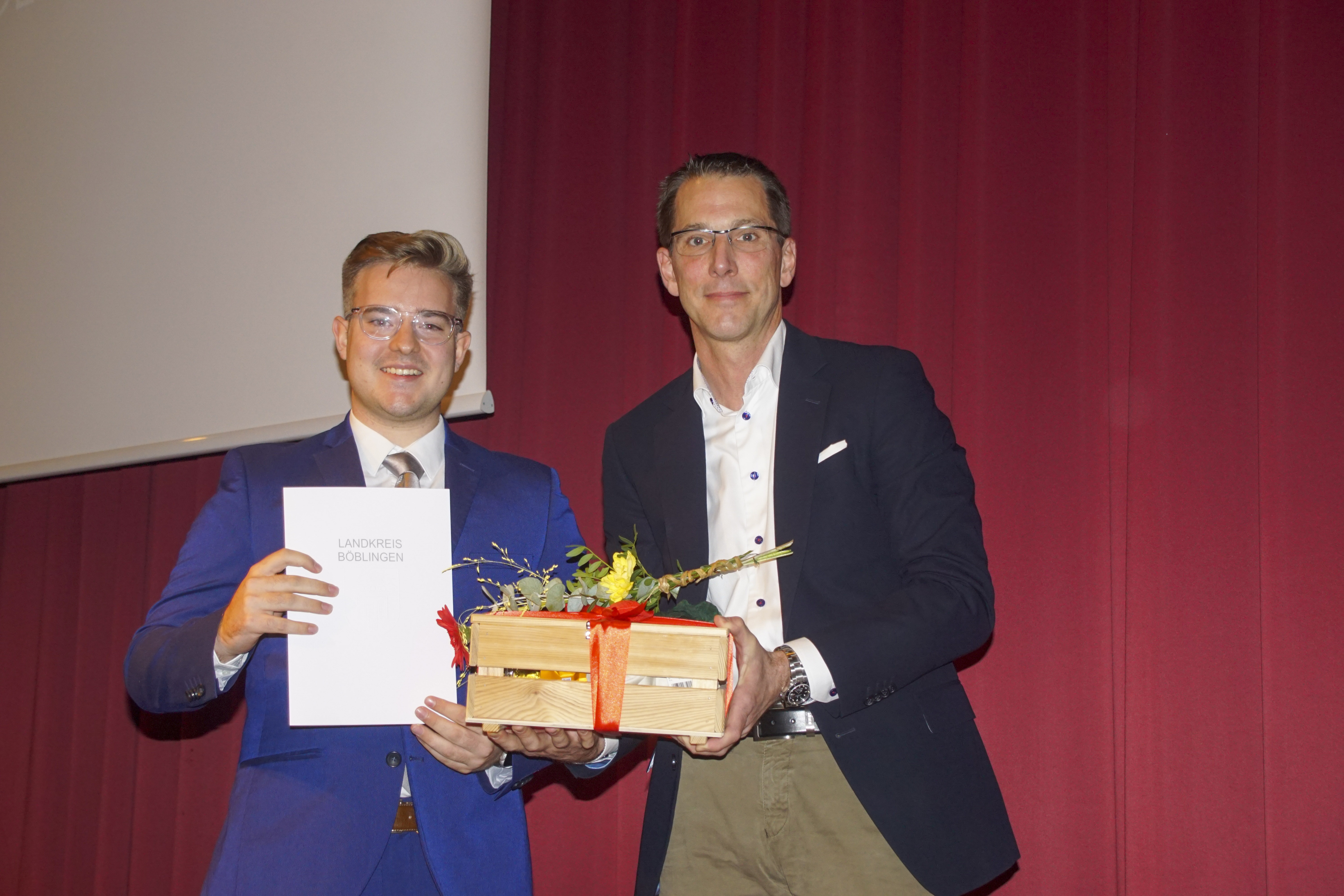 MaximilianReinhardt (links) hat einen der Ehrenamtspreise dess Landkreises Böblingen bekommen. Geehrt wurde er von FDP-Kreisrat Dr. Alexander Baisch. Bild: Dettenmeyer