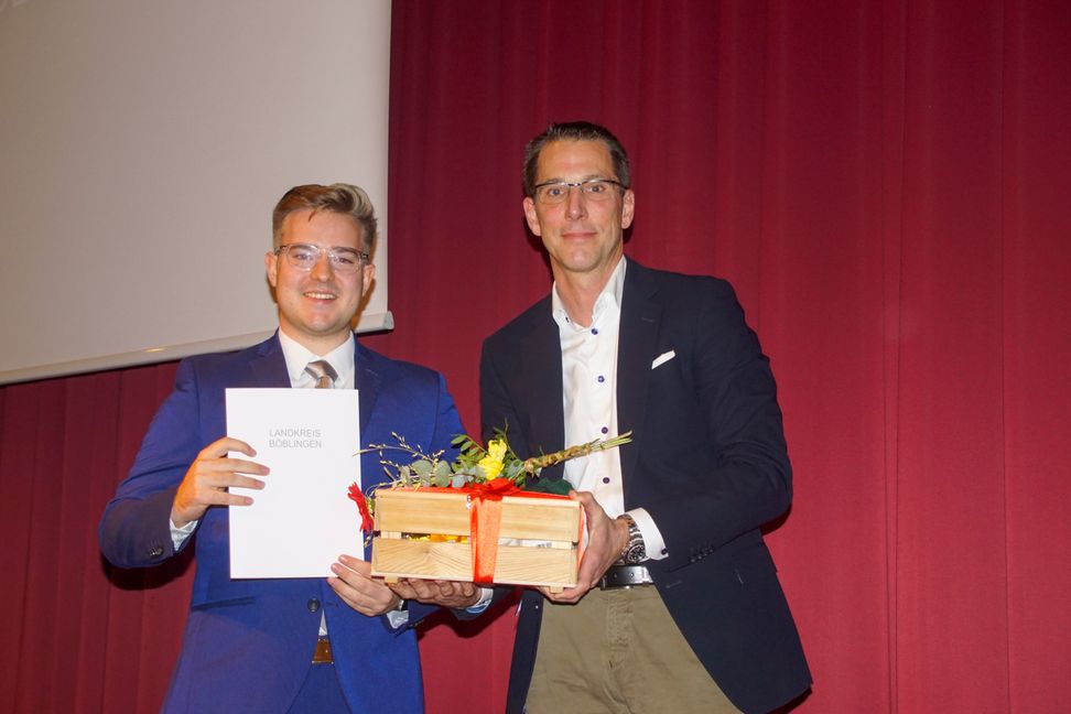 MaximilianReinhardt (links) hat einen der Ehrenamtspreise dess Landkreises Böblingen bekommen. Geehrt wurde er von FDP-Kreisrat Dr. Alexander Baisch. Bild: Dettenmeyer