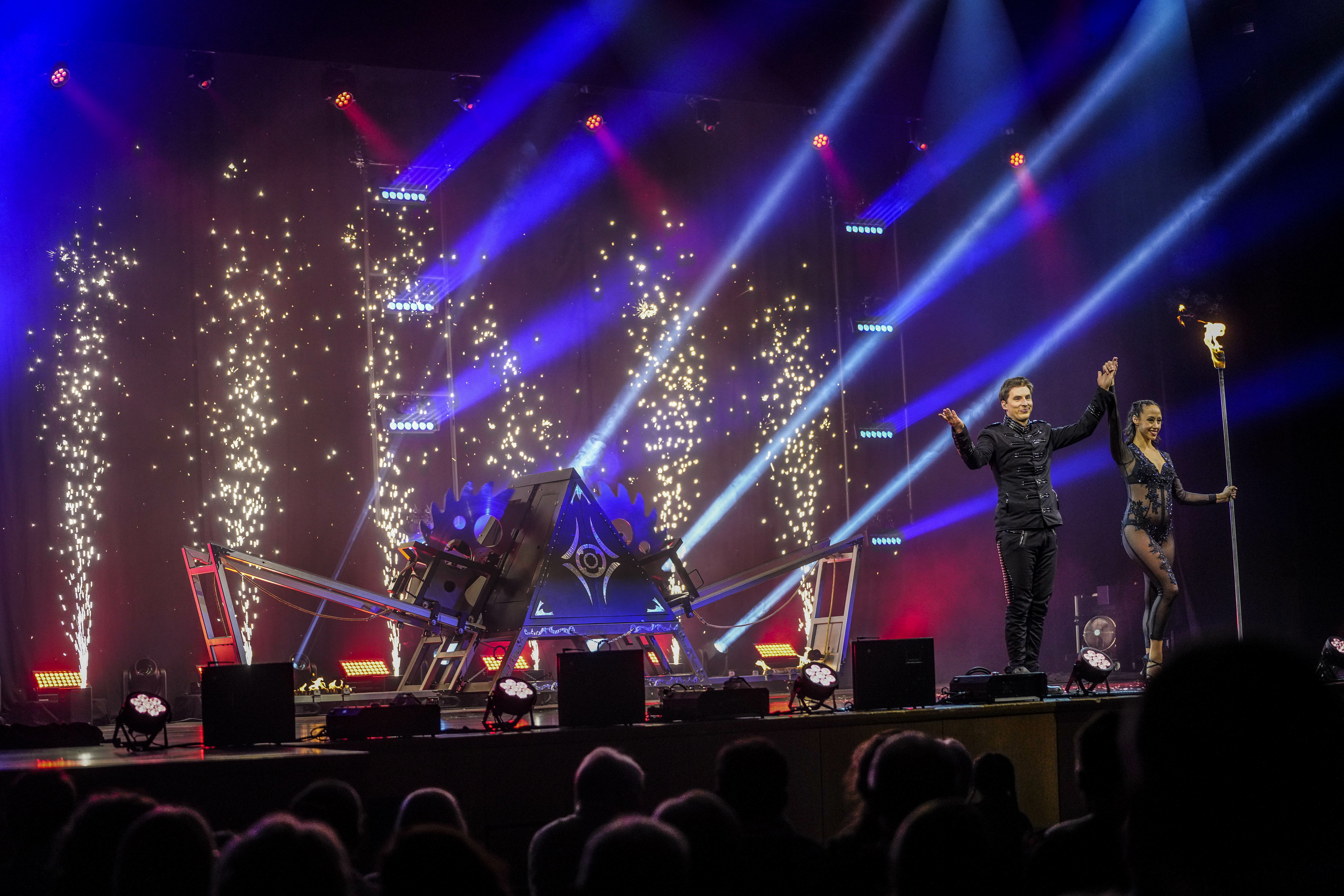 Maxim Maurice und seine Partnerin Jennifer Martinez sind wie durch Zauberei trotz aller Schwerter und Sägeblätter unverletzt geblieben. Kein Wunder beim Festival der Illusionen in der Sindelfinger Stadthalle. Bild: Dettenmeyer