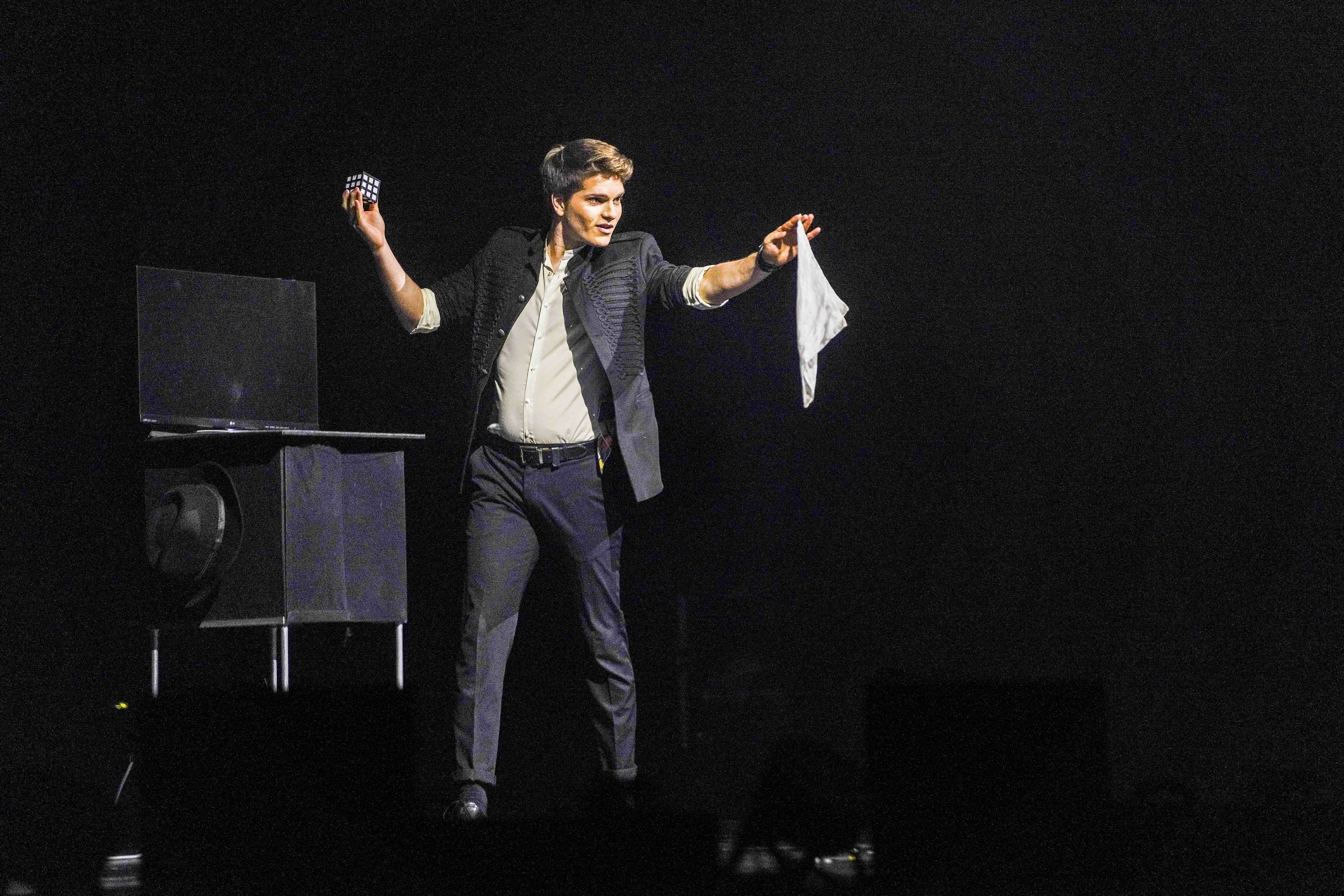 Lokalmatador Stefan Siebert ist der erste Sindelfinger, der beim Festival der Illusionen aufgetreten ist.   Bild: Dettenmeyer