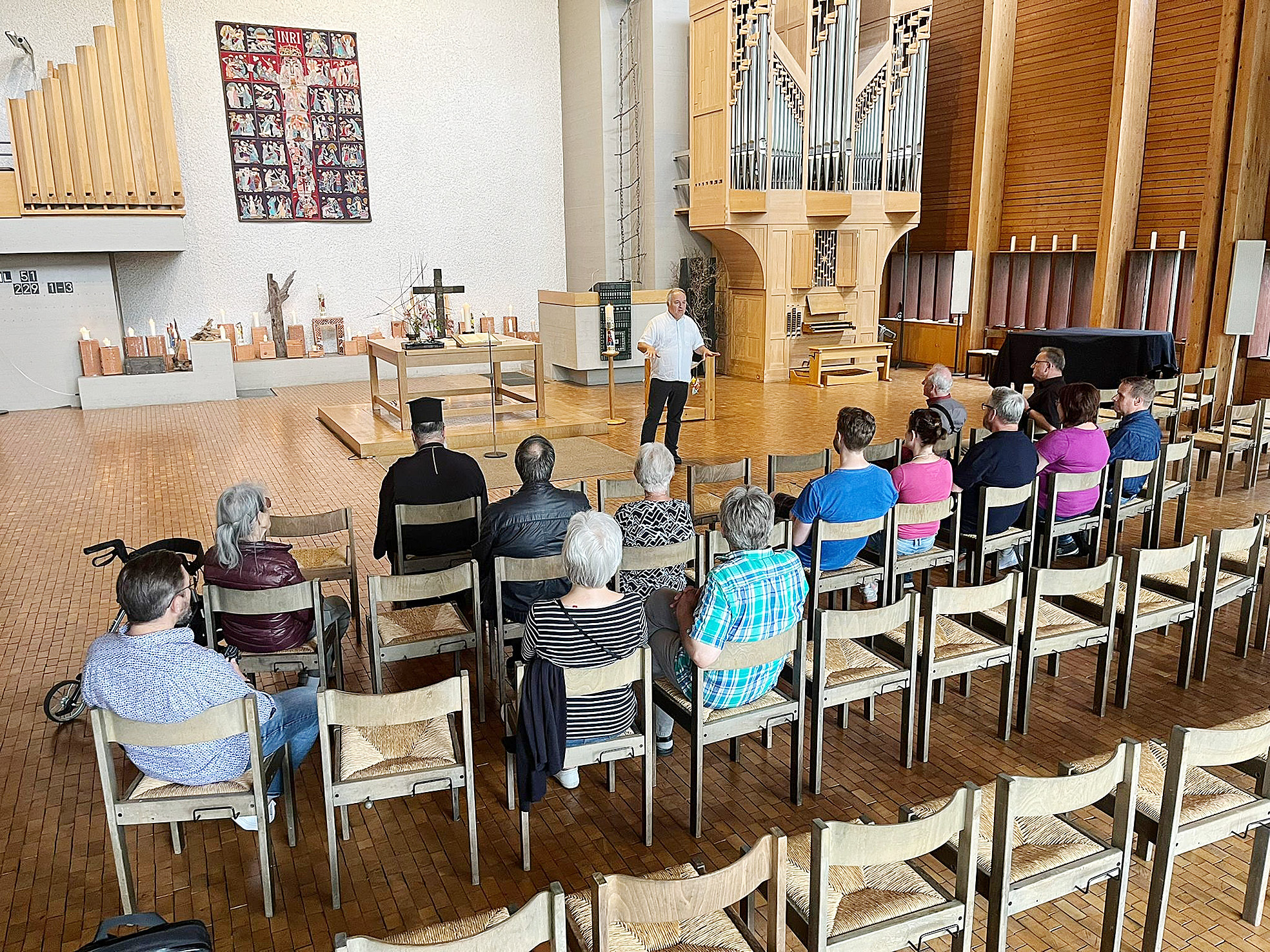 In der evangelischen Versöhnungskirche wurde auf die im Protestantismus wichtige große Kanzel hingewiesen. Bild: z
