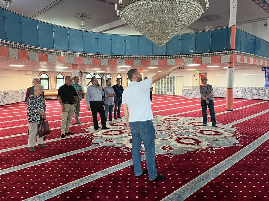 Die Pilgergruppe in einem reich ornamentierten Gebetsraum der Ulu-Moschee – ohne Schuhe natürlich. Bild: z