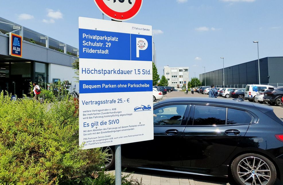 Immer mehr  private Parkplätze etwa vor Supermärkten werden von Drittfirmen überwacht. Diese sind gehalten, ihre Bedingungen schon am Eingang deutlich zu machen.