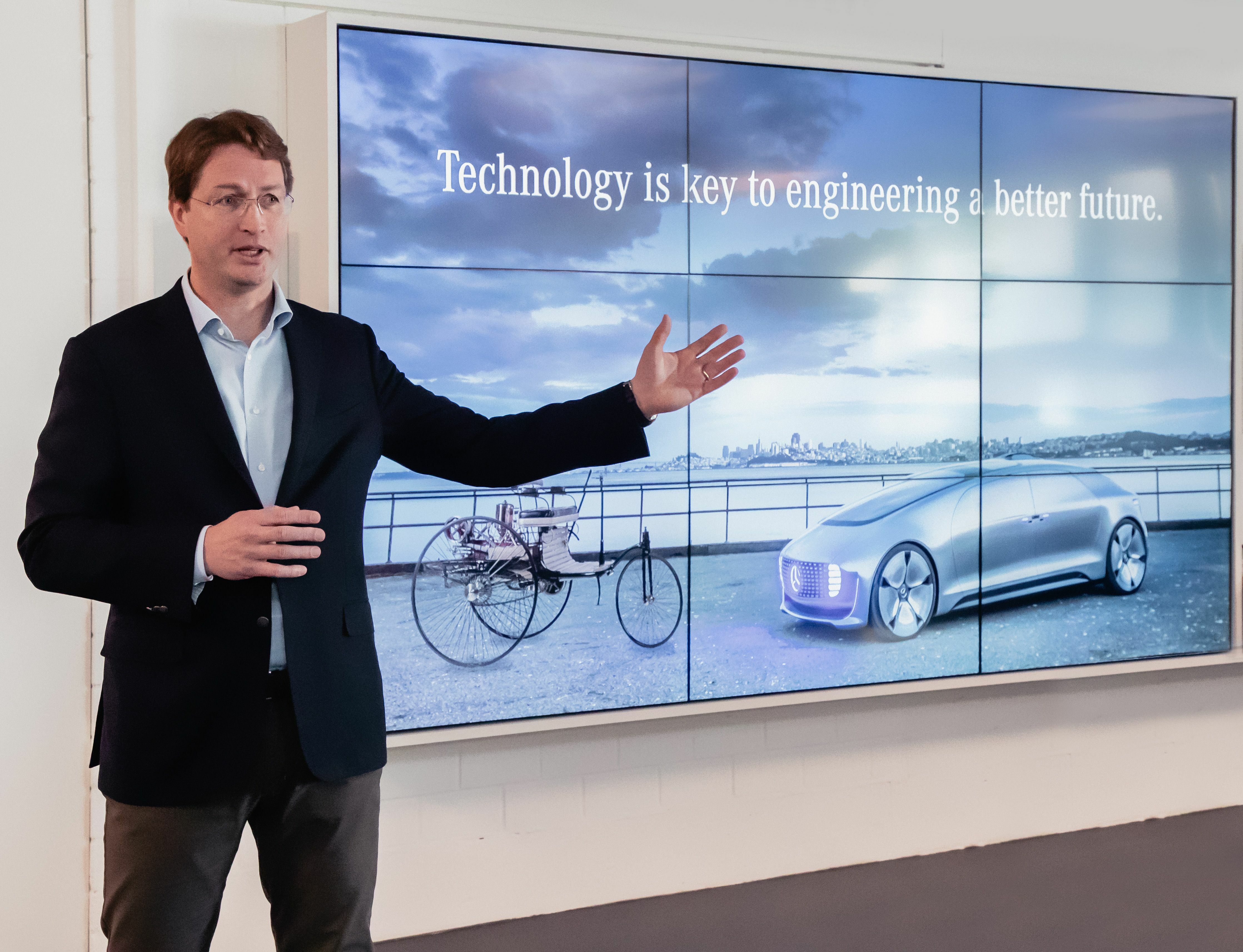 Der zukünftige Vorstandsvorsitzende der Daimler AG, Ola Källenius, derzeit noch als Vorstandsmitglied verantwortlich für Konzernforschung und Mercedes-Benz Cars Entwicklung, stellte unter der Überschrift „Ambition 2039“ bei einer Presseveranstaltung die Ziele der ganzheitlichen, nachhaltigen Unternehmensstrategie Mercedes-Benz Cars vor.
The future Chairman of the Board of Management of Daimler AG, Ola Källenius, who is currently still responsible for Group Research &
Mercedes-Benz Cars Development as a member of the Board of Management at Daimler AG, presented the targets of a holistic, sustainable corporate strategy for the car division under the heading “Ambition2039”
