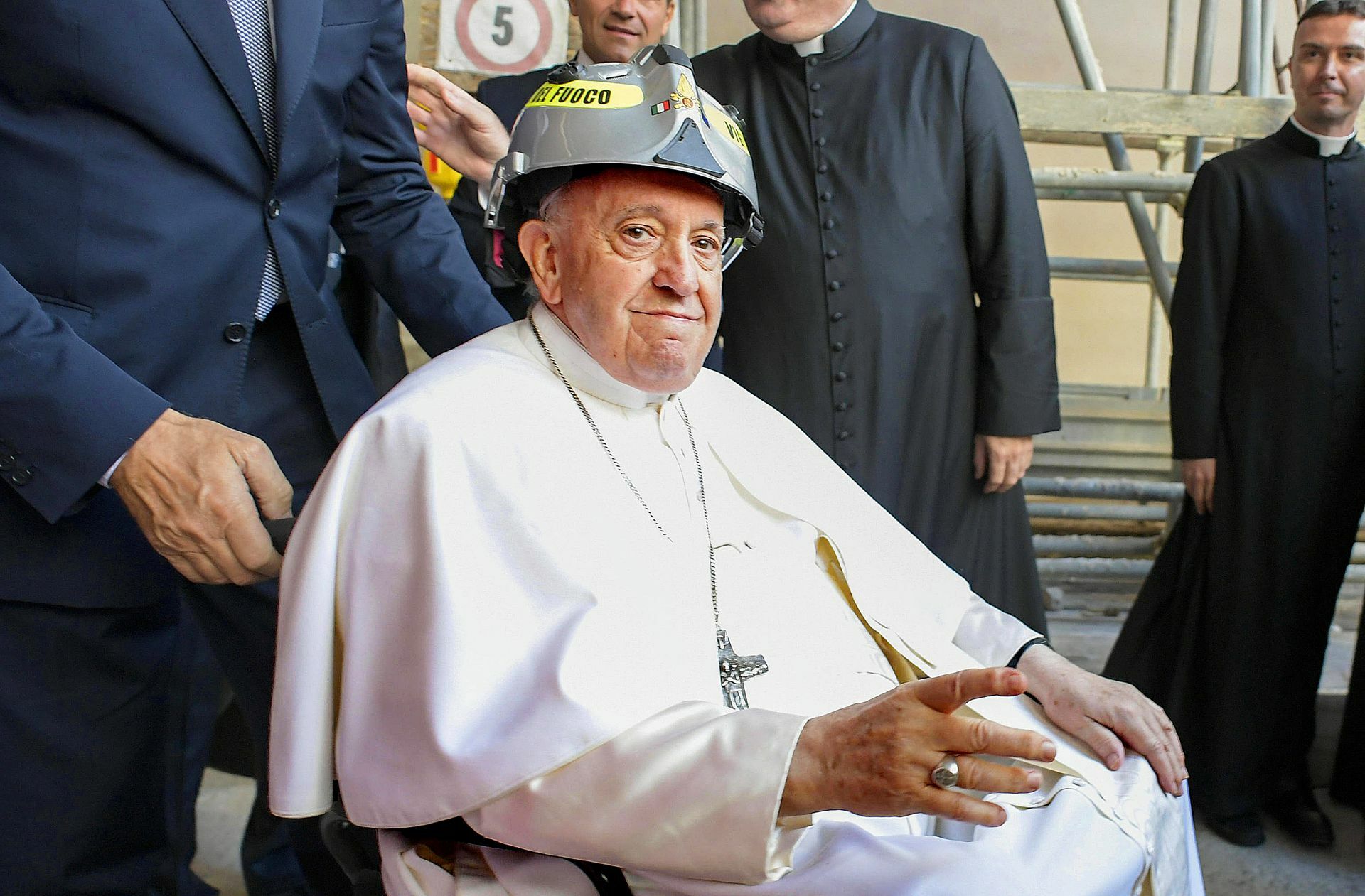 Papst Franziskus trägt beim Besuch der immer noch baufälligen Kathedrale in