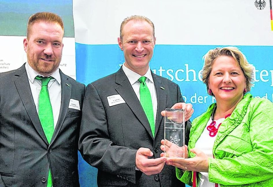 Bundesumweltministerin Svenja Schulze (von rechts) überreicht die Trophäe für den dritten Platz beim Deutschen Kältepreis an die Firma Bitzer. Dr. Armin Walz, Leiter Anwendungstechnik, und Andreas Riesch, Direktor Vertrieb Deutschland und Schweiz, nehmen die Auszeichnung entgegen. Bild: CO2online/Zappner