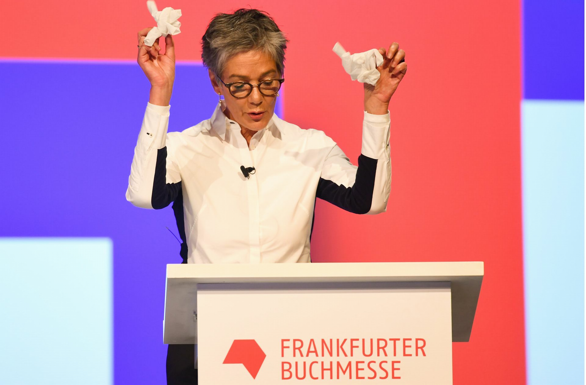 Ohne Schutzhandschuhe läuft in diesem Jahr in Frankfurt gar nichts: Karin Schmidt-Friderichs bei der Eröffnung der Buchmesse.