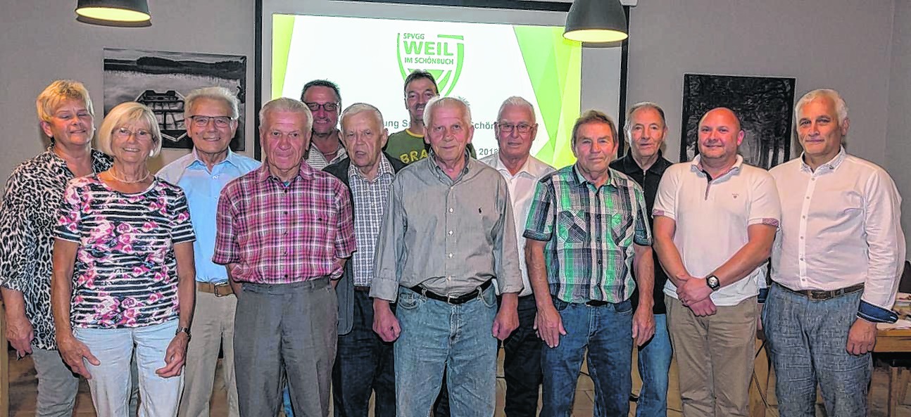 Vorstand Achim Marquard (rechts) ehrte für langjährige Vereinstreue (von links) vorne: Johanna Kober, Herbert Jilg, Albrecht Löffler, Stefan Feth, Jens Mäutner; 2. Reihe: Lore Huth, Rolf Rupp, Walter Landenberger, Herbert Wolf, Hans Denkinger; 3. Reihe Fritz Ruckaberle, Rolf Dettinger. Bild: Nüßle