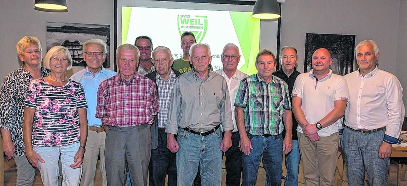 Vorstand Achim Marquard (rechts) ehrte für langjährige Vereinstreue (von links) vorne: Johanna Kober, Herbert Jilg, Albrecht Löffler, Stefan Feth, Jens Mäutner; 2. Reihe: Lore Huth, Rolf Rupp, Walter Landenberger, Herbert Wolf, Hans Denkinger; 3. Reihe Fritz Ruckaberle, Rolf Dettinger. Bild: Nüßle