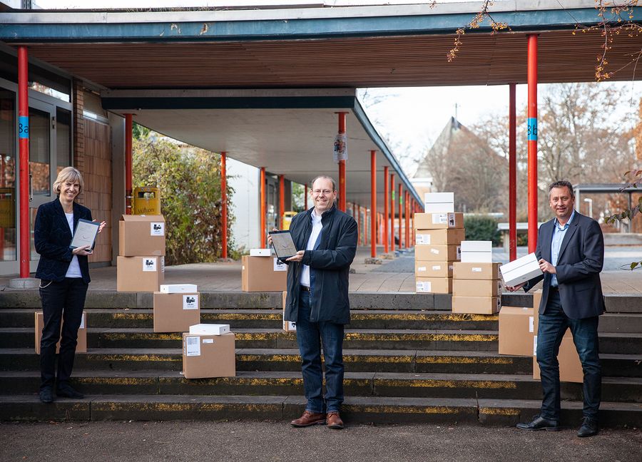 Auf unserem Foto zu sehen  (von links): Diemut Rebmann, Schulleiterin der Gemeinschaftsschule Goldberg, Oberbürgermeister Dr. Bernd Vöhringer und Roland Narr, einer der operativen Leiter des Krisenstabs und Leiter des Amts für Bildung und Betreuung der Stadt Sindelfingen, bei der Übergabe der Tablets an der Gemeinschaftsschule Goldberg.                 Bild: z