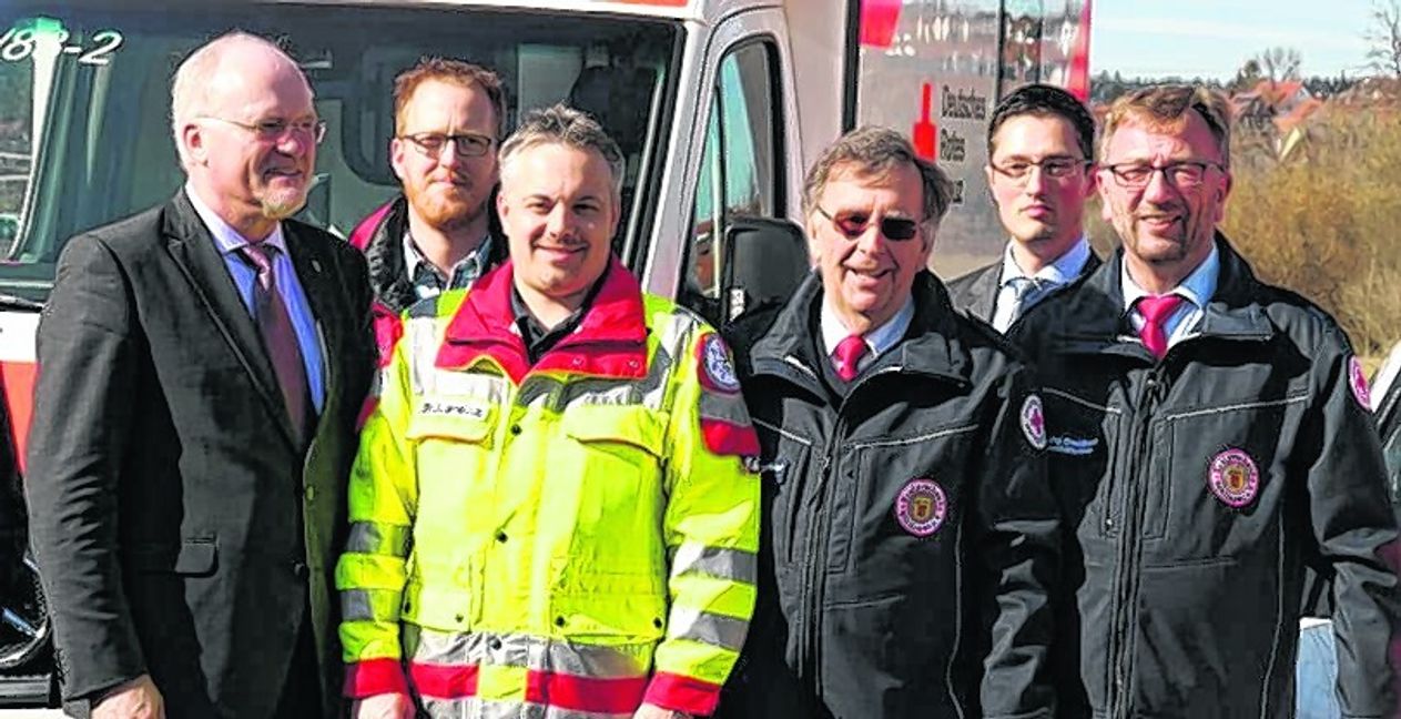Bei der Übergabe des neuen RTW (von links): Bürgermeister Wolfgang Faißt, Stephan Abele, Dr. Hajo Lorenz, Präsident Michael Steindorfner, David Assmann und Kreisgeschäftsführer Wolfgang Breidbach. Bild: z