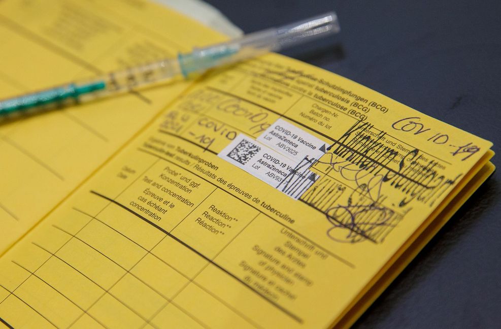 Die Impfung gegen das Corona-Virus wird in den Impfpass eingetragen. Wer keinen Impfpass hat, bekommt ein anderes Bestätigungsdokument für die Impfung. Foto: Lichtgut/Leif Piechowski