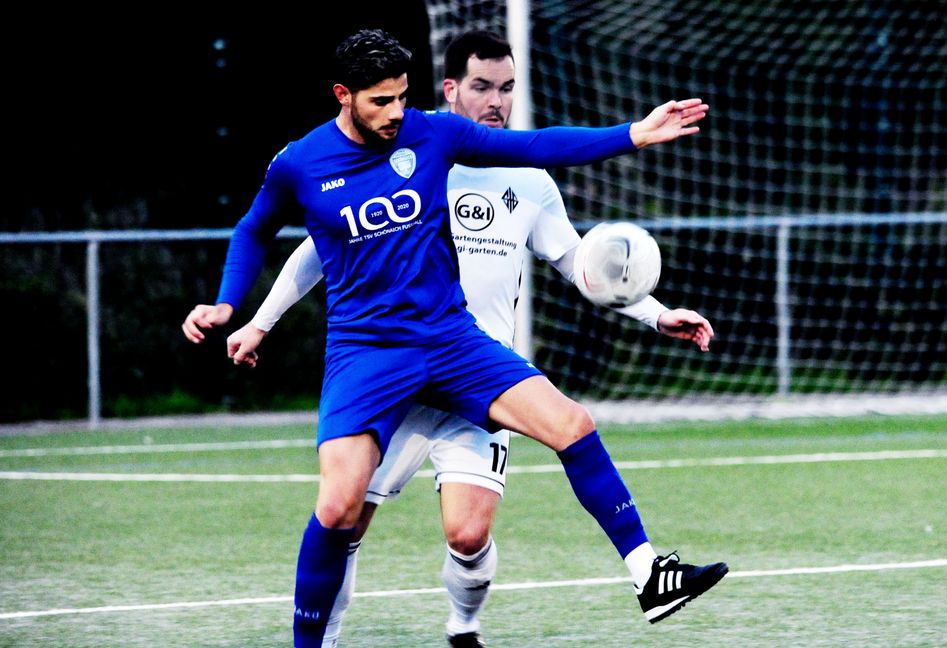 Ilyas Karayel (vorne) und der TSV Schönaich zogen sich gegen Gechingen und Maximilian Kern acdhtbar aus der Affäre. Bild; phototostampe