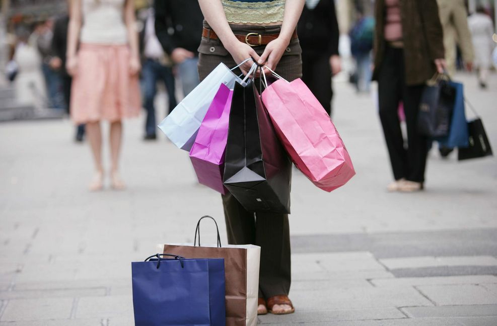 Viele Kleidungsstücke werden nie getragen, Lebensmittel landen im Müll: Viele Deutsche leben im Überfluss.