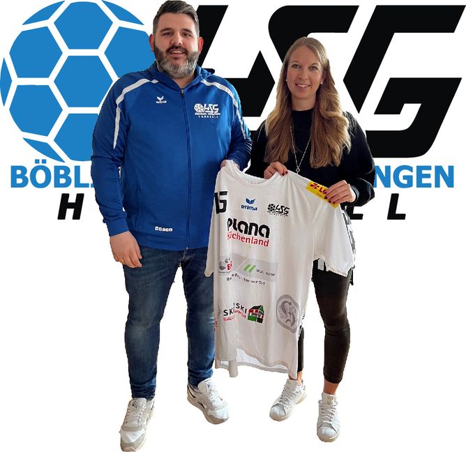Trainer Mischa Herok überreicht Lisa Baumgartl ein Trikot. Bild: z