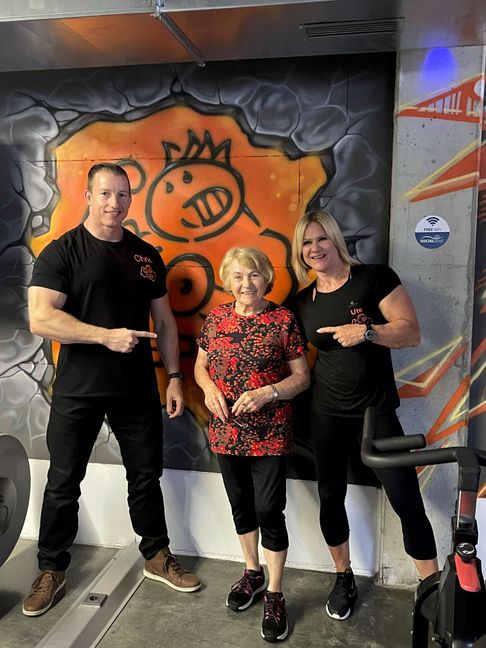 Starkes Trio: Christian Kellenberger, Emilie "Lily Grammatikopoulos, mit 83 Jahren eine der ältesten Mitglieder und fit wie ein Turnschuh, sowie Cheftrainerin Ute Ueberschär, WM-gestählte Bodybuilderin und immer wieder im Fokus der Kameras privater Fernsehanstalten (von links). Bild: z