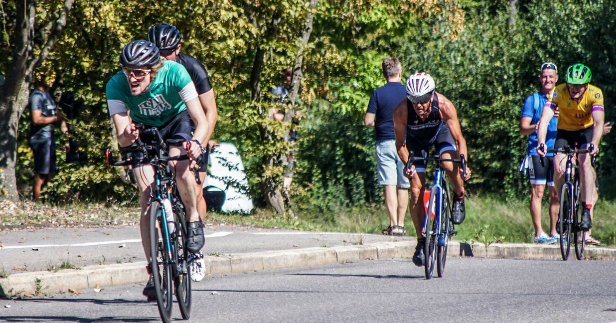 Auch auf der Radstrecke geht es mächtig zur Sache.      Bild: Dettenmeyer