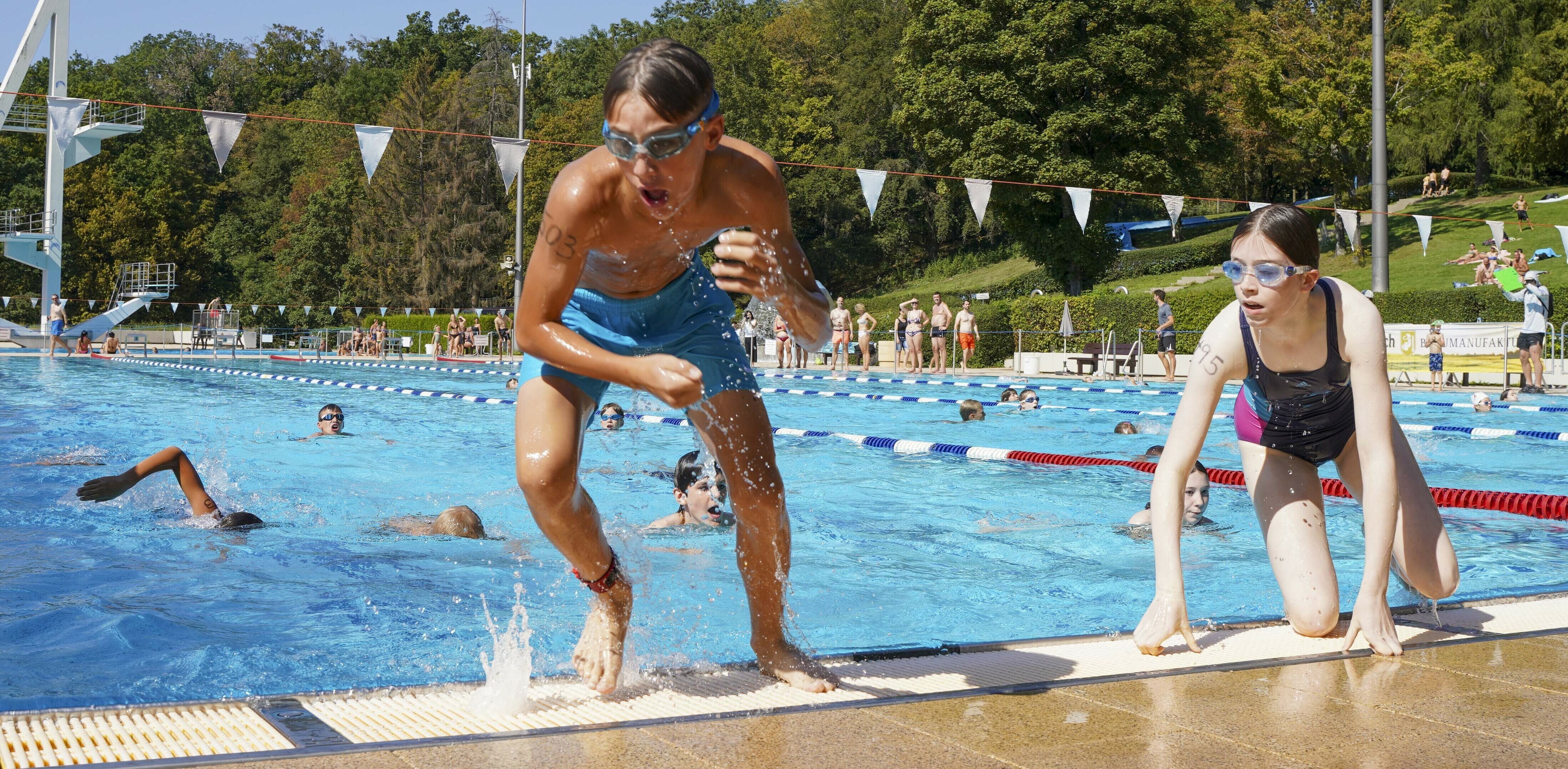 Kurz nach 12 Uhr geht es beim Kids-Triathlon zur Sache.       Bild: Dettenmeyer