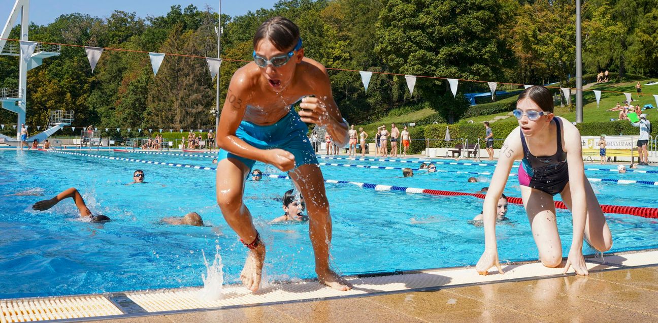 Kurz nach 12 Uhr geht es beim Kids-Triathlon zur Sache.       Bild: Dettenmeyer