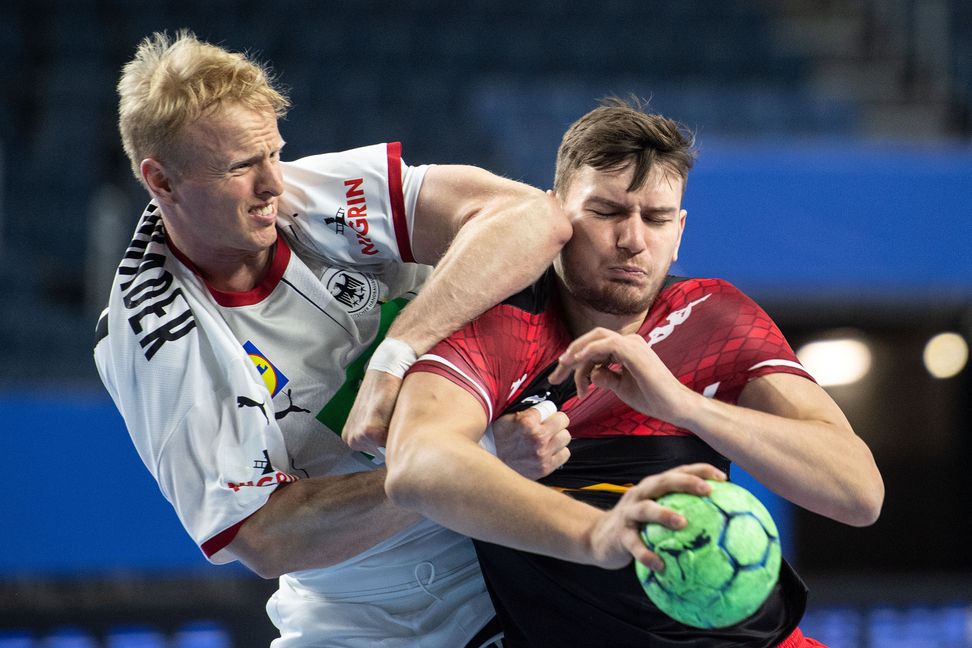 Handball: EM-Qualifikation, Deutschland - Österreich, 2. Qualifikationsrunde, Gruppe 2, 4. Spieltag. Deutschlands Sebastian Firnhaber (l) und Österreichs Daniel Dicker kämpfen um den Ball.