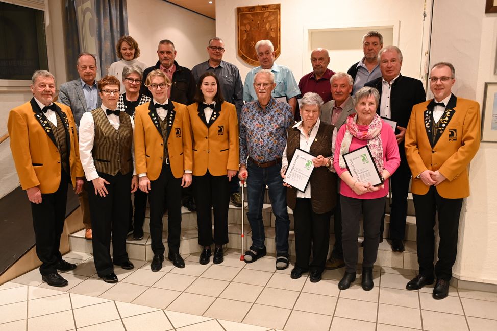 Die Jubilare des Schönaicher Musikvereins eingerahm von den Vorständen Jochen Völmle (links) und Jochen Pfingsttag. Bild: z