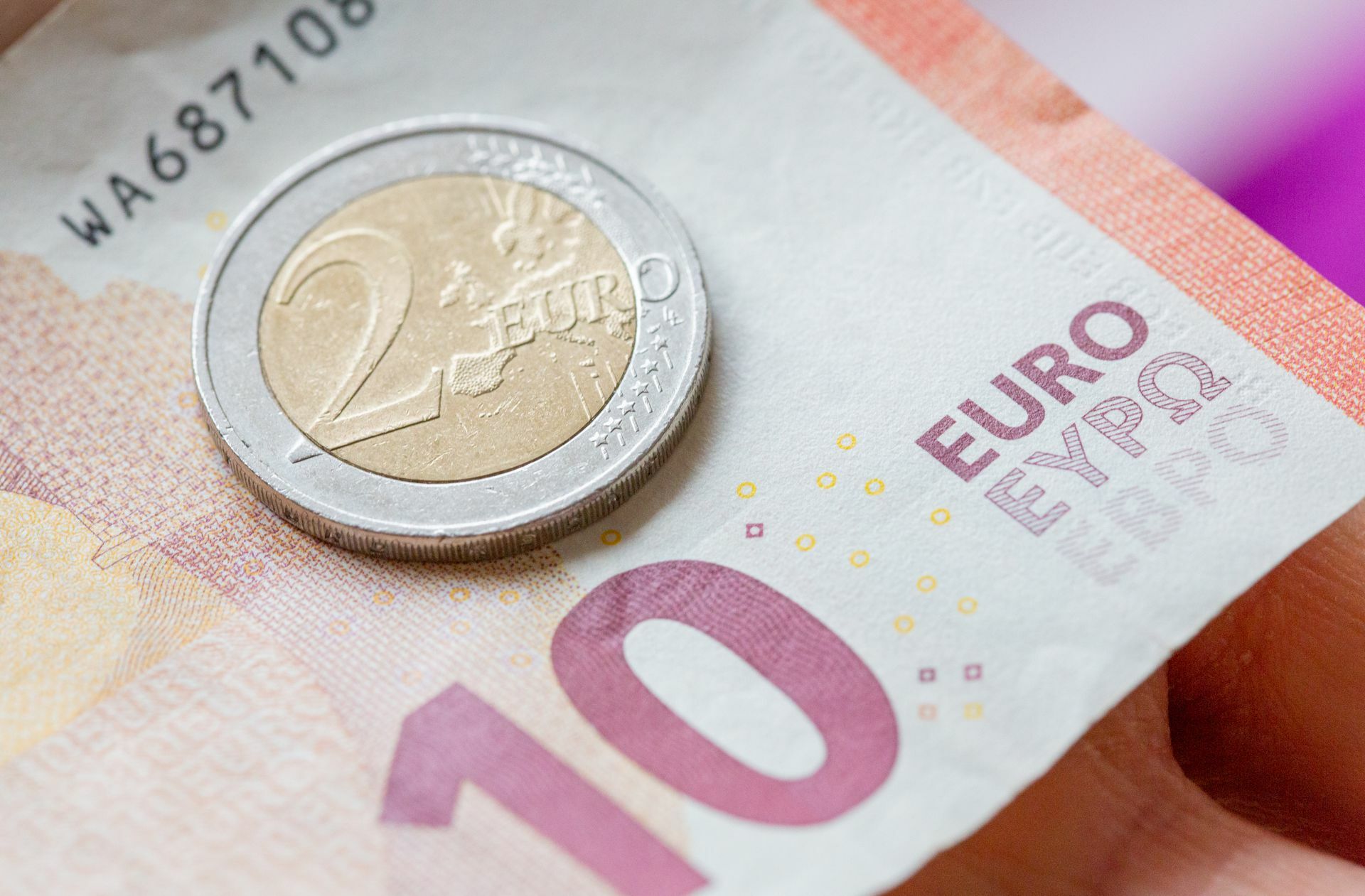 Die neue Währung am Arbeitsmarkt: Künftig sind mindestens zwölf Euro fällig.