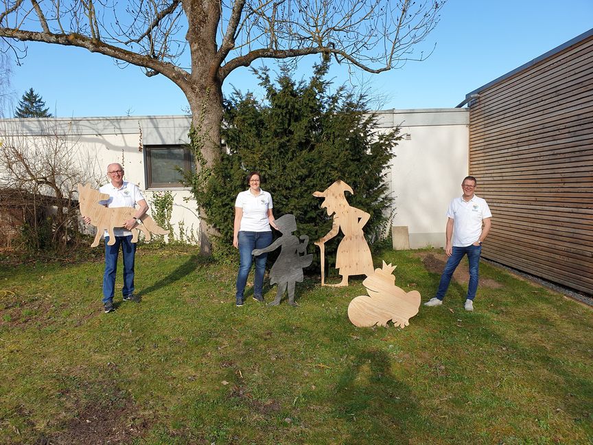 Horst Zecha, Astrid Paul und Markus Nau vom Biennale-Organisationsteam mit Märchenfiguren für das Projekt „Märchenhaftes Sindelfingen“. Bild: z