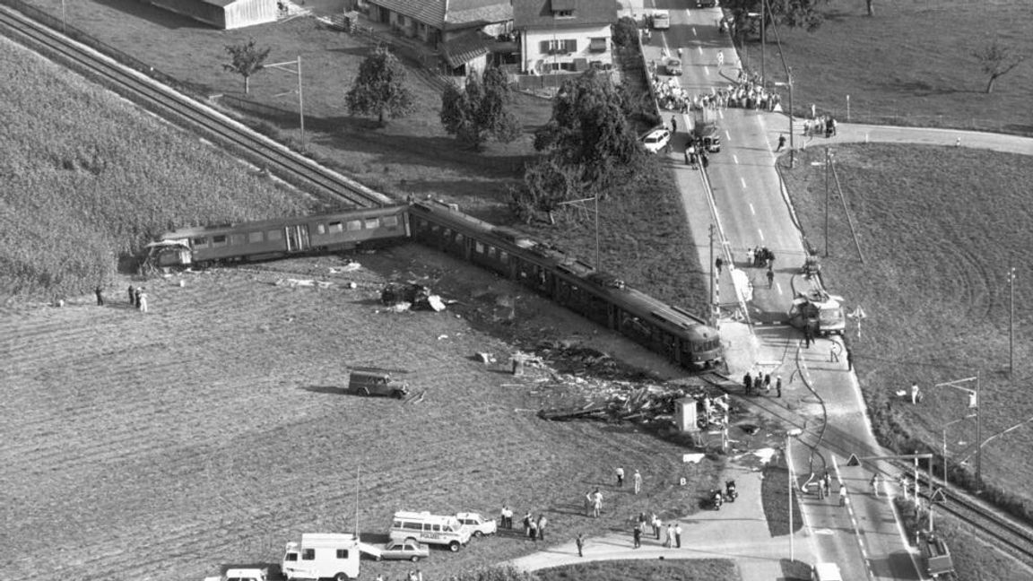 Die Unglücksstelle am nördlichen Rands Pfäffikons im Schweizer Kanton Zürich: Am Bahnübergang kommt es am 12. September 1982 zu einem schrecklichen Zusammenstoß. Bild: Keystone