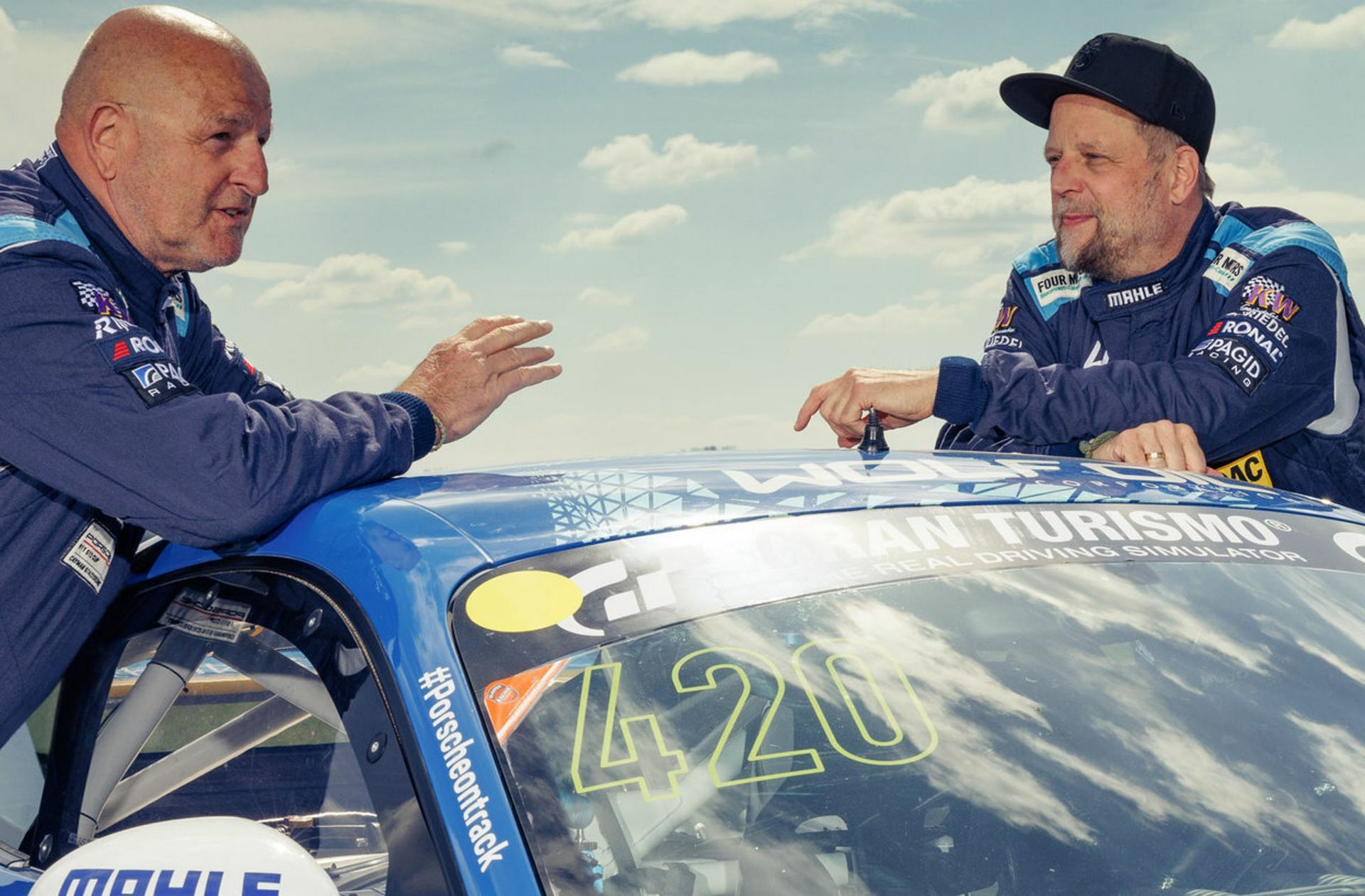 Tom von Löwis (links) und Smudo fachsimpeln. Wo landen sie diesmal am Nürburgring?