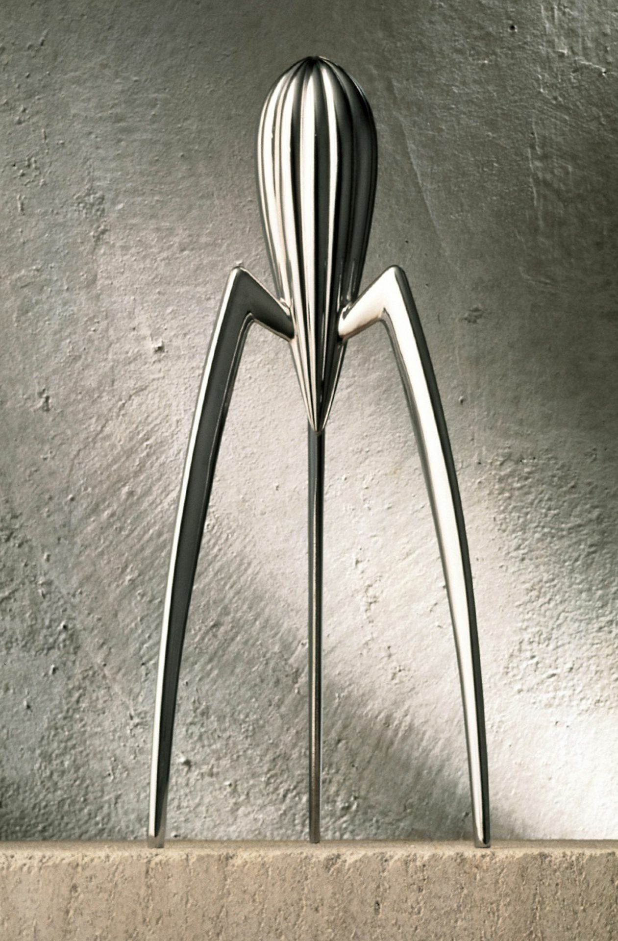 „Juicy Salif“: Zitruspresse von Philippe Starck für Alessi. Die Saftpresse gilt heute als wahre Designikone, wurde angeblich 1988 von Starck während seines Italienurlaubs auf einer Serviette gezeichnet.