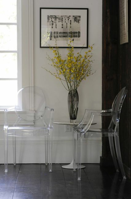 Noch so ein Klassiker von Philippe Starck: der Stuhl „Louis Ghost“ für Kartell, hier in der farbneutralen transparenten Variante.