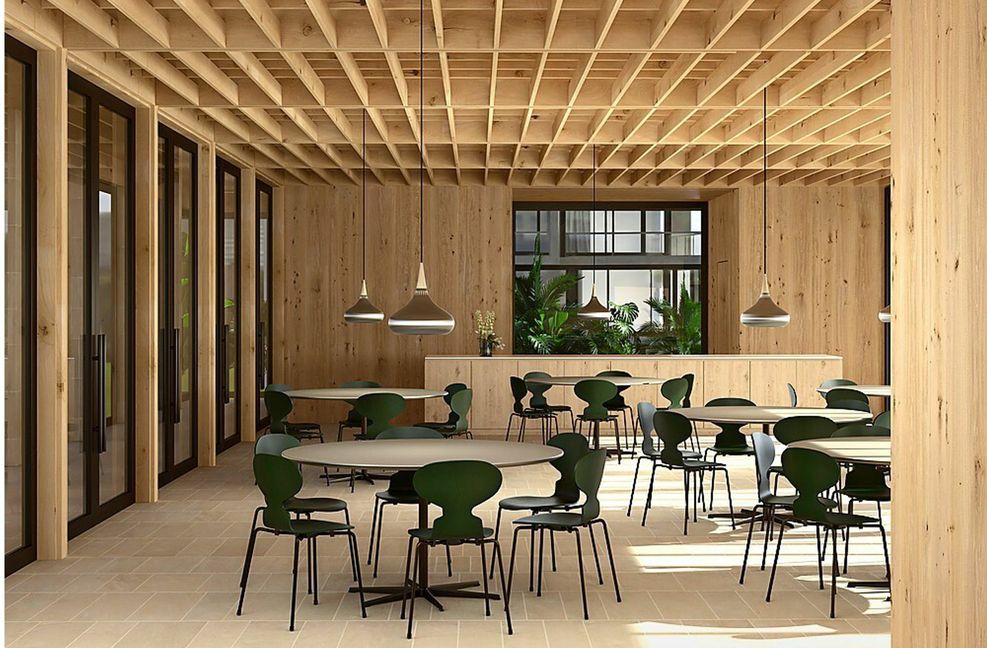 Wie Muuto ist auch die Firma Fritz Hansen aus Dänemark – und bewirbt die Arne-Jacobsen-Stühle „Ameise“ in einem hölzernen Umfeld. Damit  selbst die Lobby oder die Kantine warm und gemütlich wirkt.