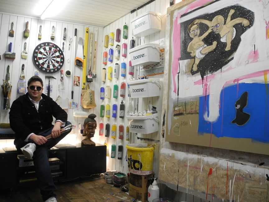 Priceless wollte sich nur mit Sonnenbrille ablichten lassen.  Überhaupt will der Herrenberger Maler nicht seinen bürgerlichen Namen verraten. Da ist er in der internationalen Kunstszene keine Ausnahme.   Bild: Volkmann