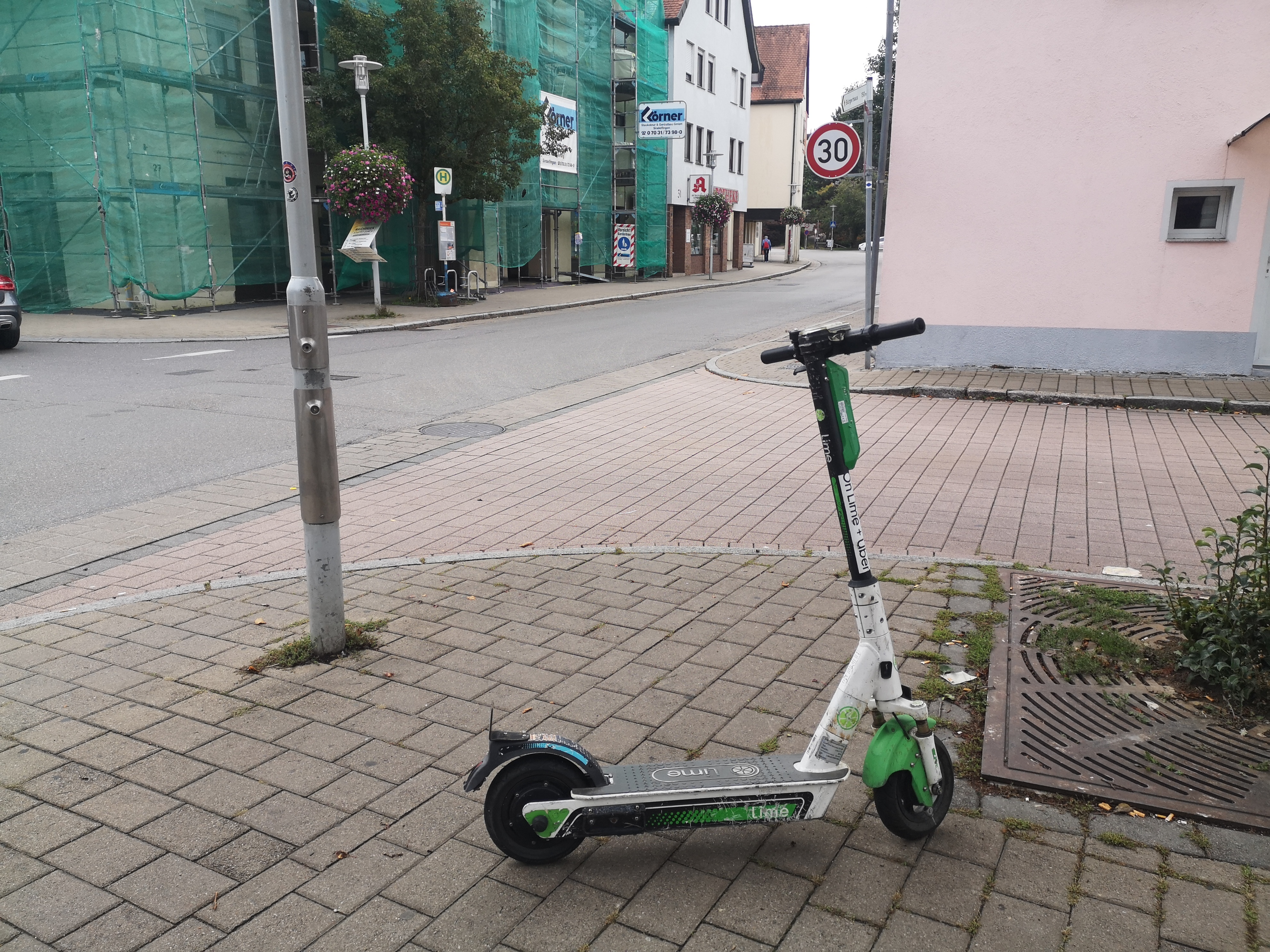 Oft verstellen E-Scooter den Gehweg. Die Fußgänger müssen darum herumlaufen. Bild: Nüßle