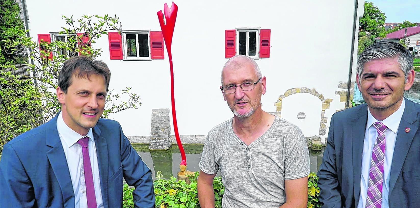 Landrats-Vize Martin Wuttke, Bildhauer Gregor Oehmann und Holzgerlingens Bürgermeister Ioannis Delakos (von links) vor der neuen Sculptoura-Figur im Graben der Burg Kalteneck. Bild: Heiden