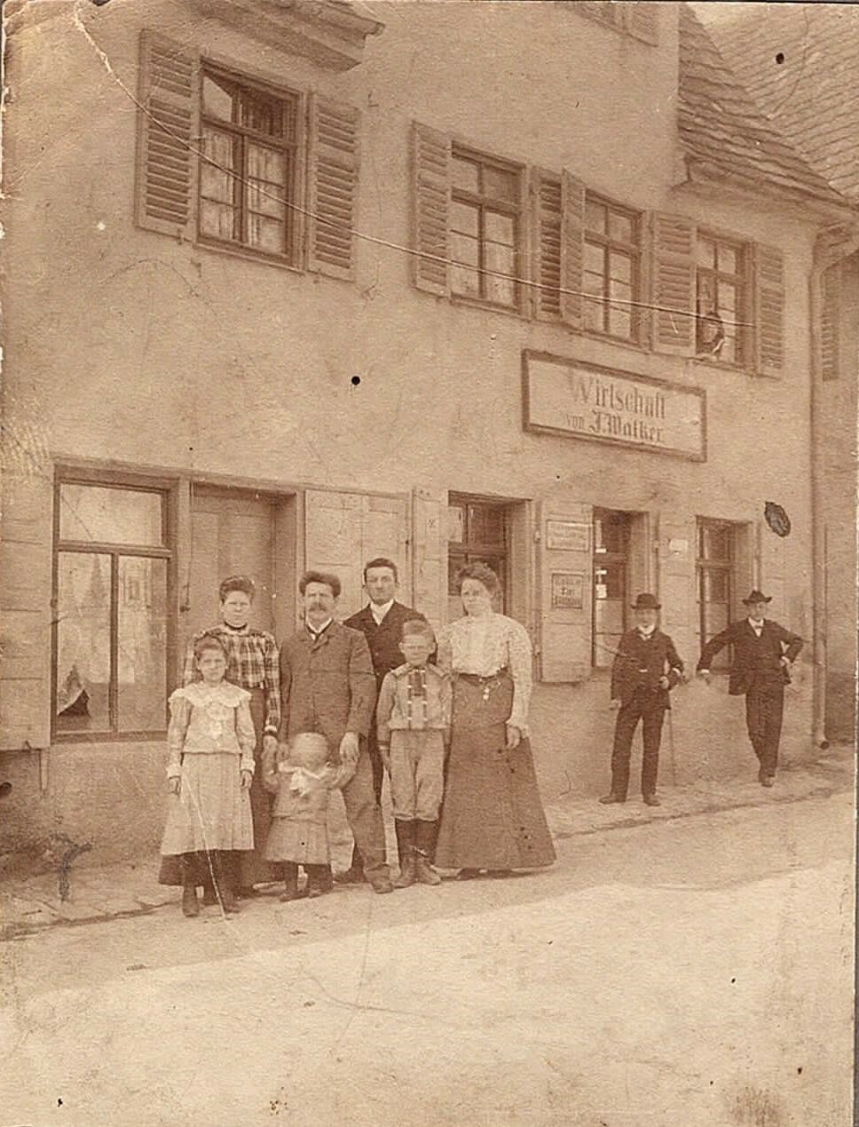 Die Familie Fink um das Jahr 1900 vor der Kanne -Emma Walker schaut aus dem Fenster. Bild: z/obe