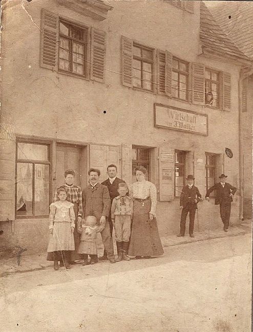 Die Familie Fink um das Jahr 1900 vor der Kanne -Emma Walker schaut aus dem Fenster. Bild: z/obe