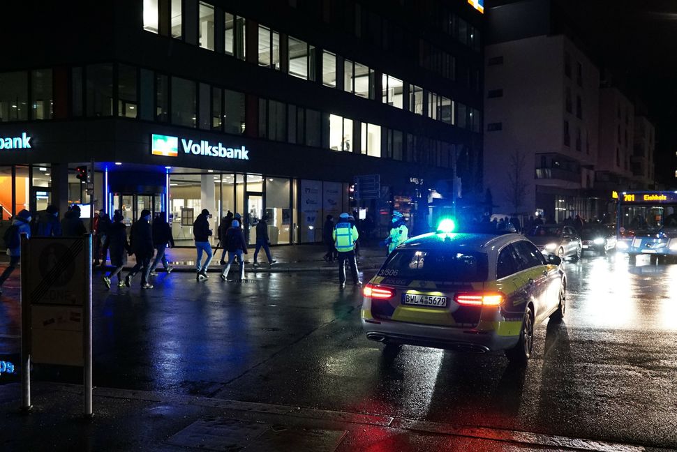 Montags-Spaziergänger in Sindelfingen an der Kreuzung Mercedes-Gartenstraße. Still protestiert wird vor allen Dingen wegen der Impf-Pflicht. Bild: Heiden