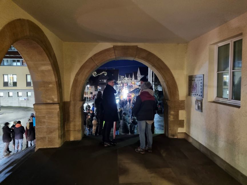 Holzgerlingens Bürgermeister Ioannis Delakos (links) im Gespräch mit Montags-Demonstranten: