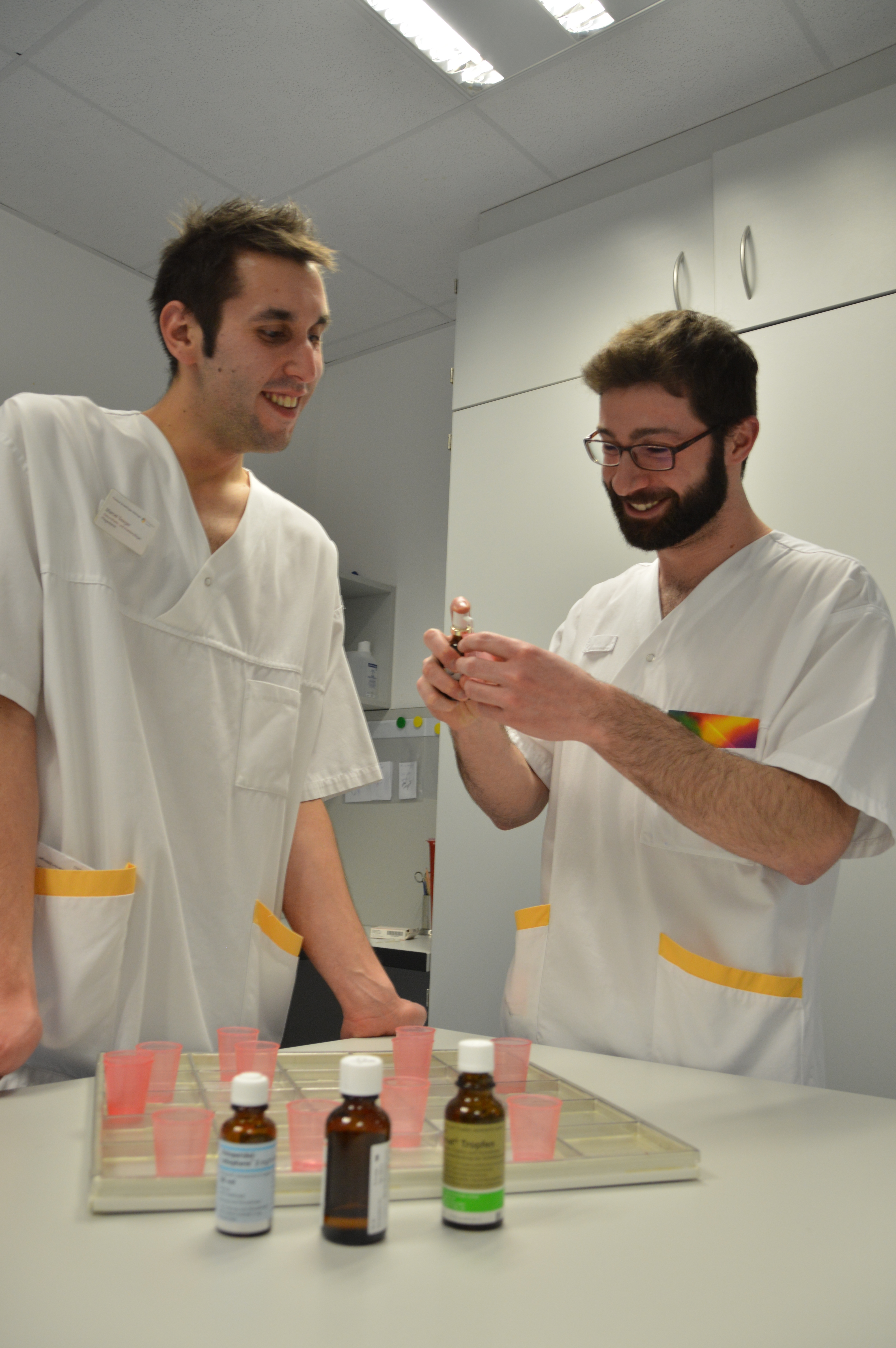 Marcel Seeger (links) unterstützt Domenico Lentini bei seinen Aufgaben auf der Station für Innere Medizin am Böblinger Krankenhaus.	(Bilder: Sattler, Kulhanek)
