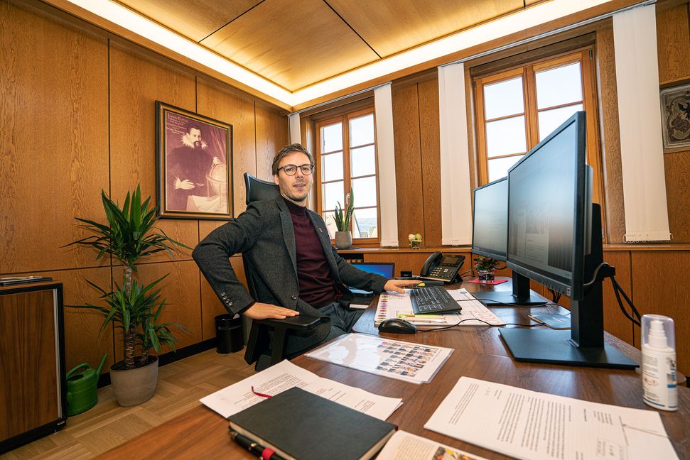Der neue Weil der Städter Bürgermeister in seinem Amtszimmer -- noch ist er wegen einer Wahlanfechtung nur Amtsverweser ohne Stimmrecht im Gemeinderat.          Bild: Richter